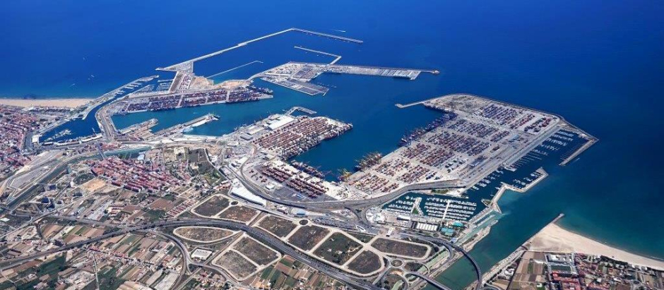 Imagen panorámica del Puerto de Valencia y de la zona ZAL, donde pretende invertir la naviera MSC