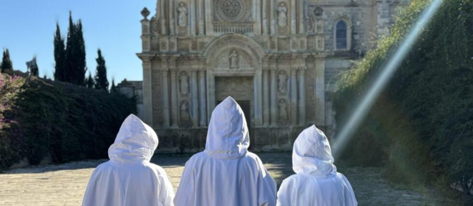 Tres hermanas ante la fachada del monasterio