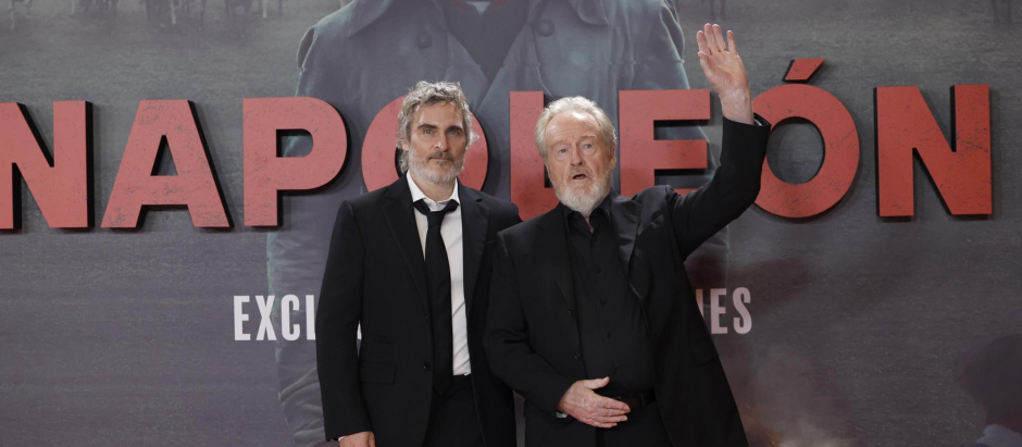 Joaquin Phoenix y Ridley Scott, este lunes en la presentación de la película Napoleón en el Museo del Prado