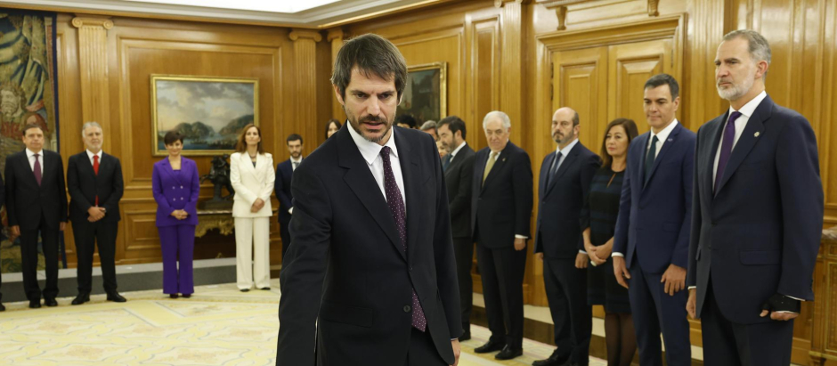MADRID, 21/11/2023.- El nuevo ministro de Cultura, Ernest Urtasun, promete el cargo ante el rey Felipe VI, este martes en el Palacio de la Zarzuela. EFE/ Chema Moya POOL