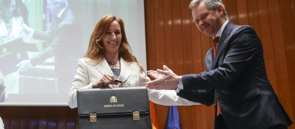La nueva ministra de Sanidad, Mónica García, recibe su nueva cartera a manos del exministro José Miñones