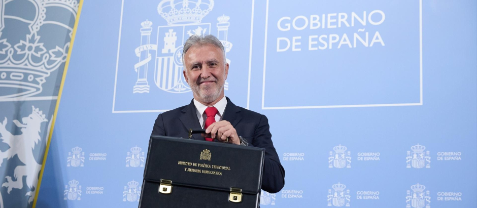 El nuevo ministro de Política Territorial y Memoria Democrática, Ángel Víctor Torres, posa con su cartera