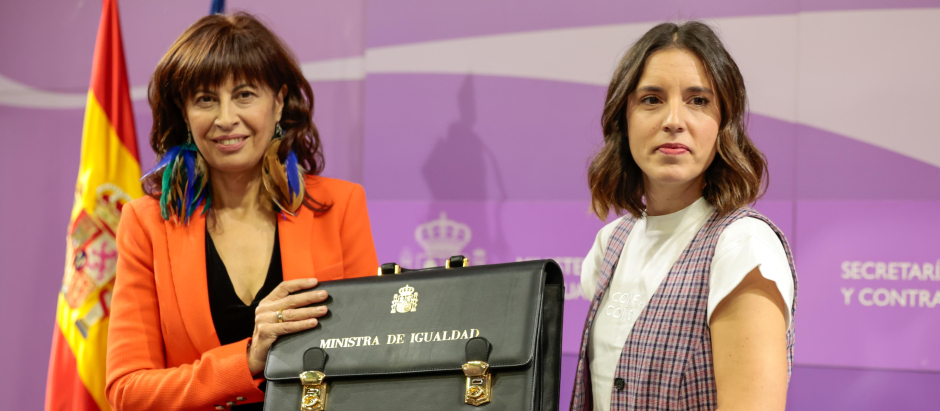 Former Minister Irene Montero and Minister Ana Redondo during ceremony delivers the Ministry handbags of Ministry of Equality at Ministry headquartes in Madrid 21 November 2023