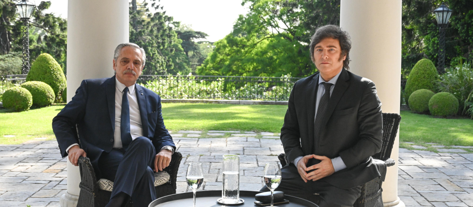 El presidente de Argentina, Alberto Fernández, junto al presidente electo, Javier Milei