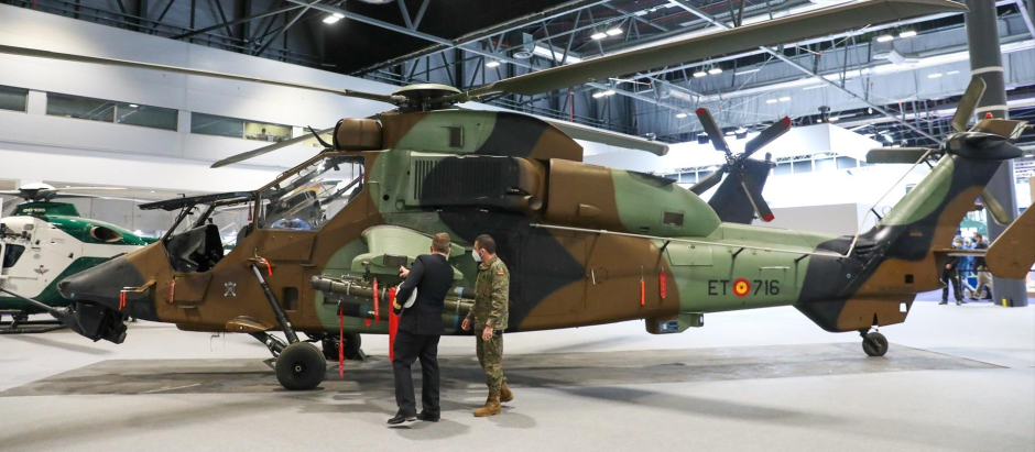 Un helicóptero de última generación en una Feria de Defensa