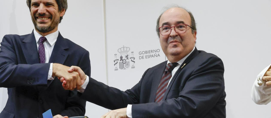 El nuevo ministro de Cultura recibe la cartera del salienye, Miquel Iceta, ante Yolanda Díaz