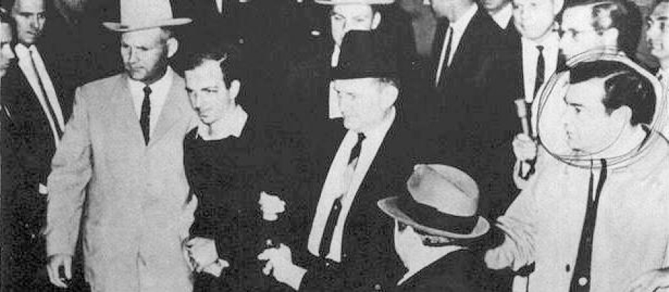 Jack Ruby en el momento en que dispara a Oswald