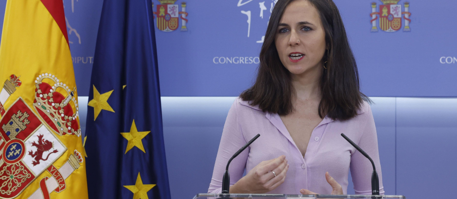 La diputada de Podemos Ione Belarra durante la rueda de prensa en el Congreso de los Diputados