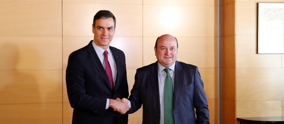 Pedro Sánchez y Andoni Ortuzar, en la firma del acuerdo de investidura