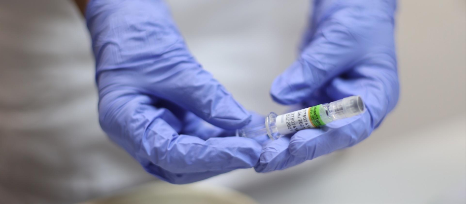 Una enfermera muestra una de las vacunas contra la gripe