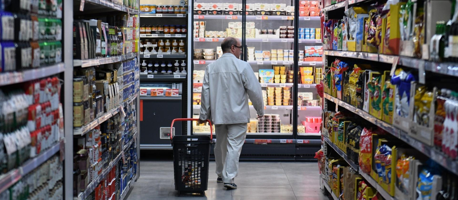 Una persona hace la compra en un supermercado
