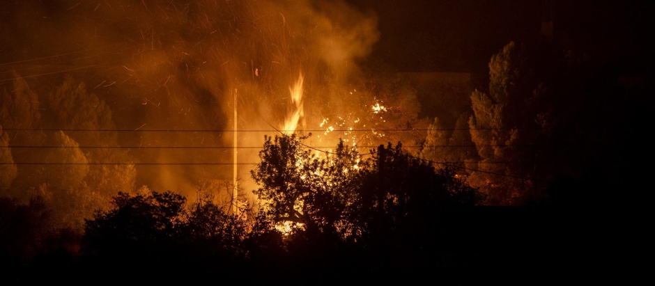 Vista del incendio en la localidad valenciana de Montichelvo