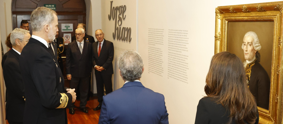 Felipe VI visitando la exposición Jorge Juan. El Legado de un marino científico