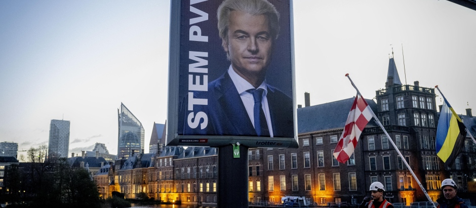 Una valla publicitaria de Geert Wilders, ganador de las elecciones, es retirada de una calle de  Binnenhof