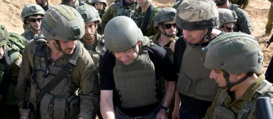 El primer ministro de Israel, Benjamin Netanyahu, junto a los soldados en la Franja de Gaza