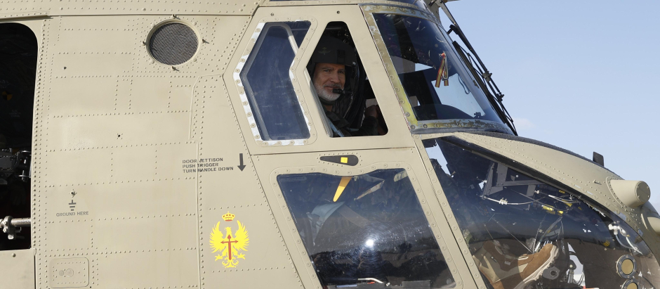 El Rey Felipe VI a bordo del Chinook