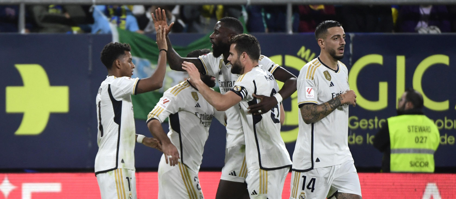 Rodrygo saluda a Rüdiger y Nacho, con Joselu al lado, en la victoria del Madrid al Cádiz