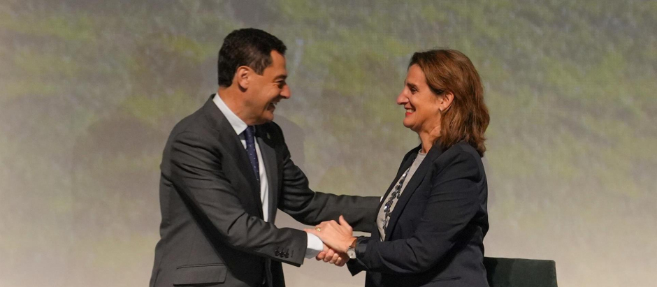 El presidente de Andalucía, Juanma Moreno, y la ministra Teresa Ribera, durante la firma del Acuerdo por Doñana