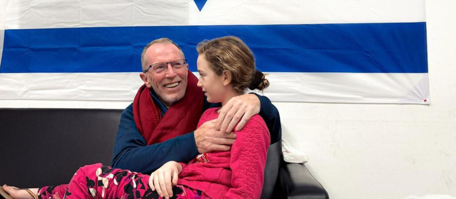 Emily Hand, una rehén israelí retenida por Hamás en Gaza durante 50 días, se reúne con su padre.