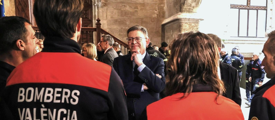 El expresidente de la Generalitat Valenciana Ximo Puig, junto a un grupo de bomberos, el pasado febrero