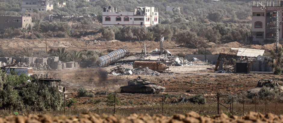 Tanques del Ejército israelí cerca de la carretera de Saladino, en las afueras de la ciudad de Gaza
