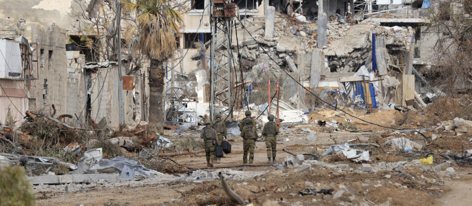 Soldados israelíes en las ruinas de Gaza