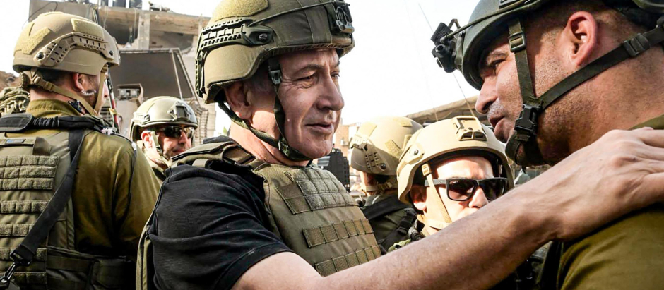 El primer ministro israelí, Benjamin Netanyahu, se reúne con soldados en Gaza