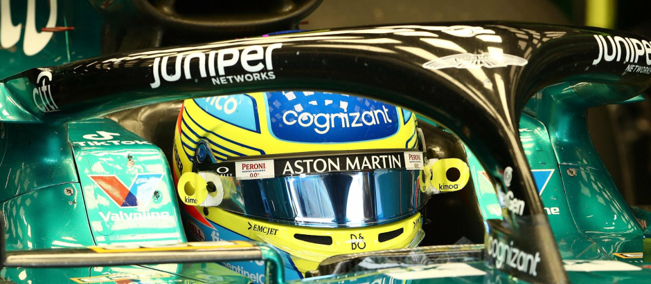 Fernando Alonso subido al Aston Martin