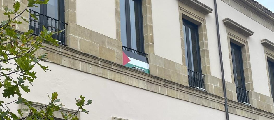 Bandera de Palestina en el Parlamento vasco