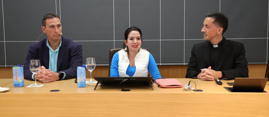 Enrique Solano, Sara Lumbreras y Rubén Herce, en la mesa redonda sobre el libro 'Dios, la ciencia, las pruebas'