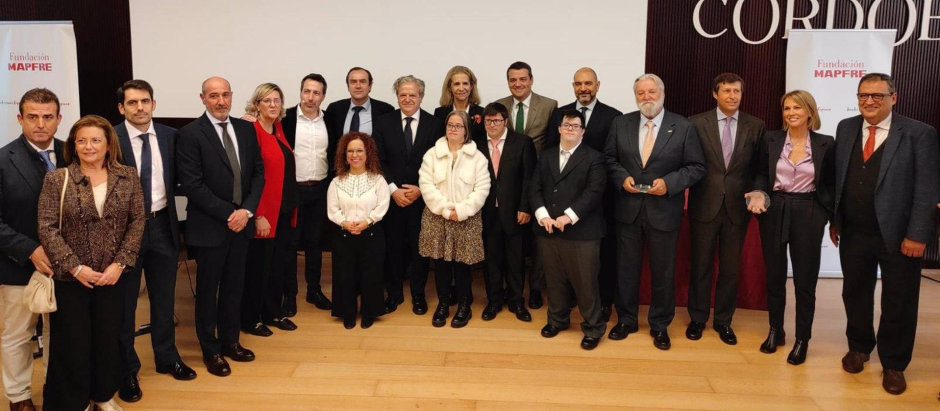 La Infanta Elena (centro), acompañada por autoridades y miembros de las entidades premiadas y de Fundación Mapfre, en la entrega de reconocimientos