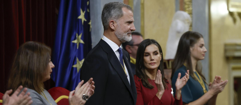 El Rey Felipe VI es aplaudido por la Reina Letizia, la Princesa Leonor y la presidenta del Congreso, Francina Armengol
