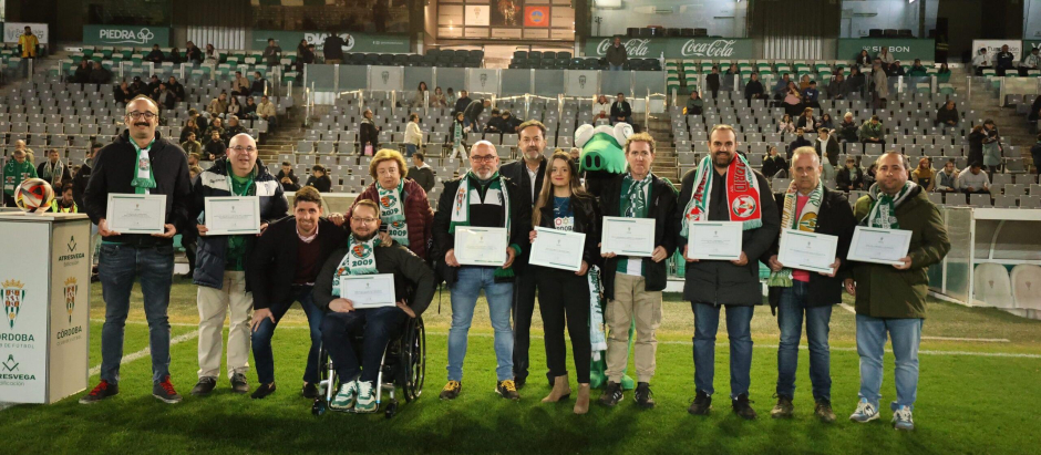 Los representantes de las peñas que recogieron el certificado del Córdoba CF