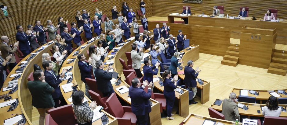 Los diputados del PP y Vox en las Cortes Valencianas aplauden en pie tras votar la derogación de la tasa turística en la Comunidad