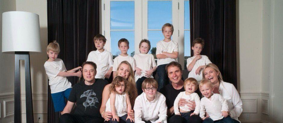 Foto de familia de Elon Musk (a la izquierda), sus hermanos Kimbal y Tosca (sentados) y los hijos de cada uno