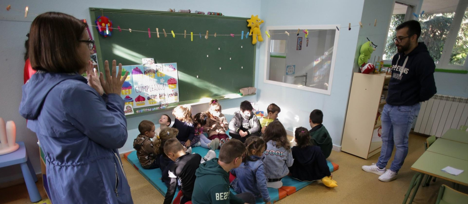 Un profesor da clase a un grupo de alumnos en Galicia