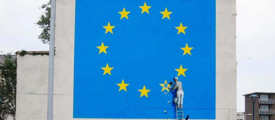 un trabajador martillando una de las 12 estrellas de la bandera de la Unión Europea que el artista pintó 2017
