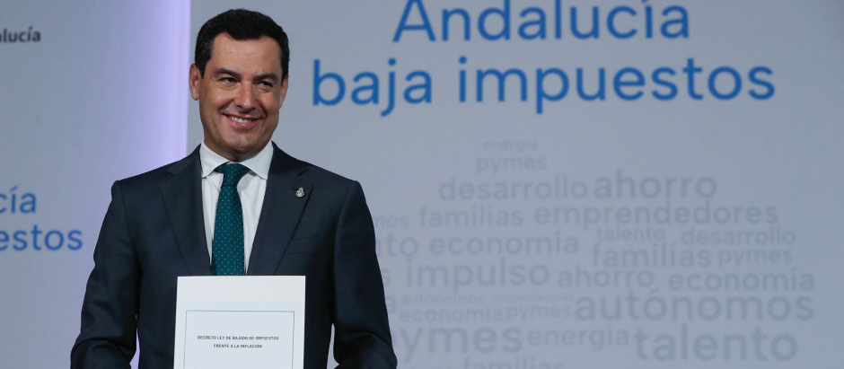 El presidente de la Junta de Andalucía, Juanma Moreno, en la presentación de un decreto de bajadas de impuestos
