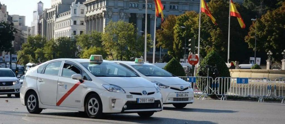 Varios taxis de Madrid en la plaza de Cibeles