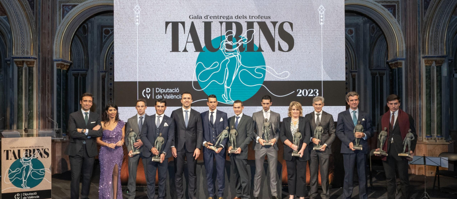 Foto de familia tras la gala de entrega de los Premios Taurinos