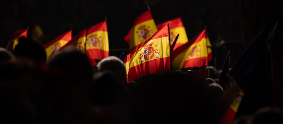 Banderas de España en una nueva manifestación contra la amnistía