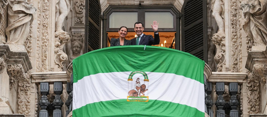 El presidente de la Junta de Andalucía, Juanma Moreno, junto a la artista Sara Baras, en el balcón del Palacio de San Telmo

 en el Palacio de San Telmo el día de la Bandera andaluza.