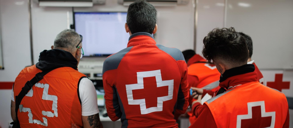 Varias personas en el punto de control y coordinación de la Cruz Roja durante un simulacro de emergencias