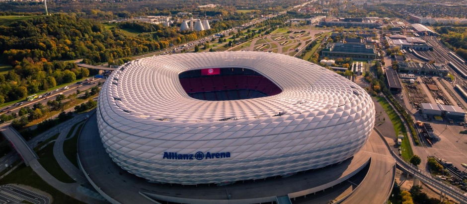 El Allianz Arena es el mítico estadio del FC Bayern de Múnich. Ubicado en la ciudad de Múnich, aquí se jugará el partido inaugural de la Eurocopa 2024 entre Alemania y Escocia. Tiene una capacidad para 70.000 espectadores. Es una auténtica obra de arte, tanto por su arquitectura, iluminación y gran ambiente. Acoge a más de 71.000 aficionados y es un símbolo futbolístico a nivel mundial
