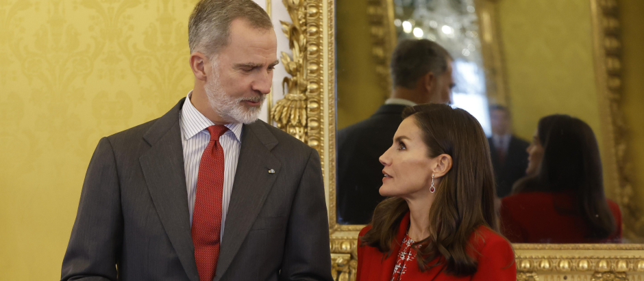 El rey Felipe VI (i) y la reina Letizia (d) antes de recibir a los participantes a la reunión anual del Patronato del Instituto Cervantes celebrada este lunes en el Palacio Real De Aranjuez.