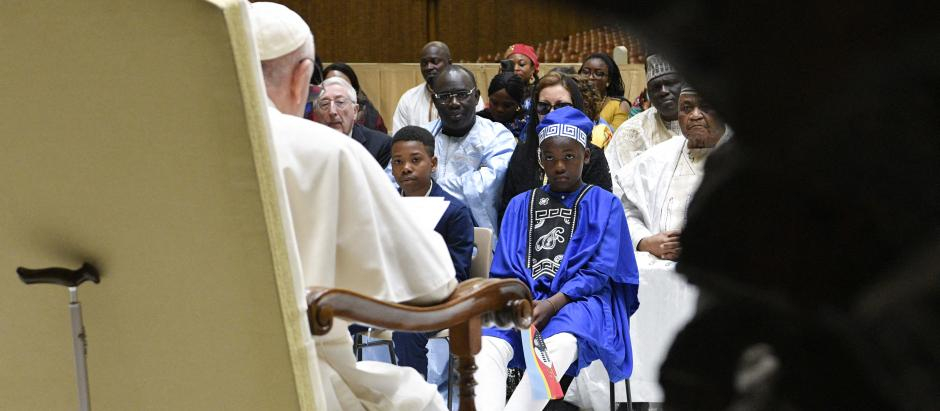 El Papa Francisco se ha reunido en el Vaticano con niños soldado, obligados a luchar en conflictos en África
