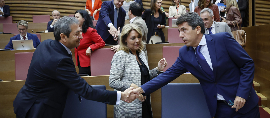 Carlos Mazón y Vicente Barrera se saludan antes del comienzo de un pleno en las Cortes Valencianas