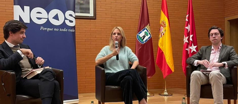 La diputada del PP, Cayetana Álvarez de Toledo, durante el encuentro que ha tenido con jóvenes de Neos