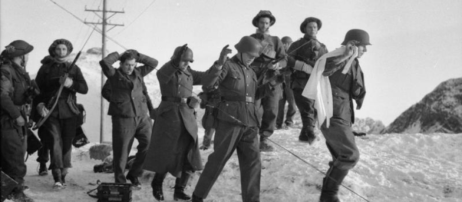 Soldados alemanes capturados en el sector de Holvik