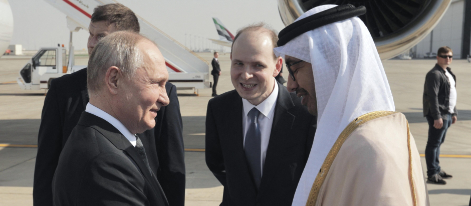 El presidente ruso, Vladimir Putin, junto al ministro de Asuntos Exteriores de los Emiratos Árabes Unidos, el jeque Abdullah Bin Zayed,
